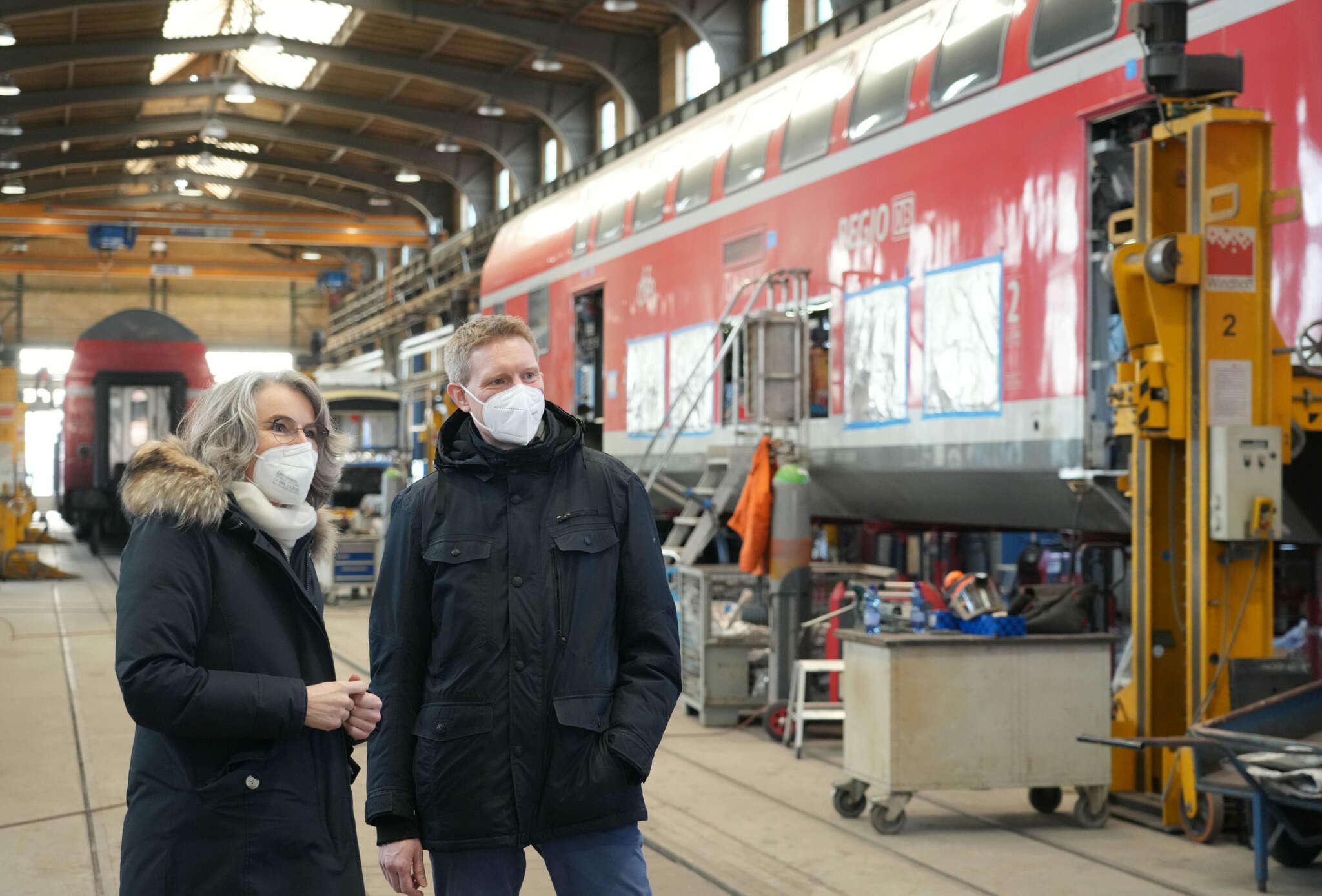  Susanne Henckel (VBB) und Carsten Moll (DB Regio) im Werk Wittenberge (Foto: DB AG/Oliver Lang) 