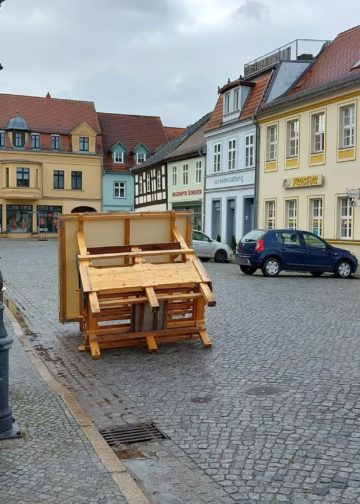 Sturmtief Nadia, umgestürzter Verkaufsstand in Beeskow; FFW Beeskow