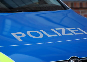 Cottbus: 84-Jähriger mit Auto gegen Baum geprallt
