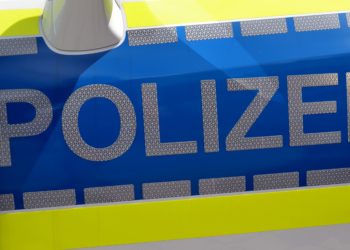 Von LKW gefallen: Auto auf A13 bei Großräschen mit Schild kollidiert