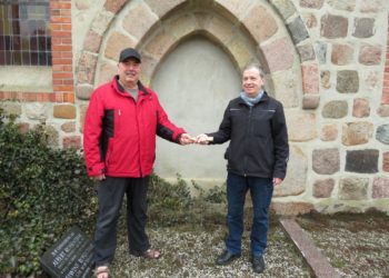 Foto, G. Rosenow: Christian-Matthias Rosenow (links) übergibt die Bauaufgaben im Kirchenkreis Niederlausitz an Bernd Heinke.