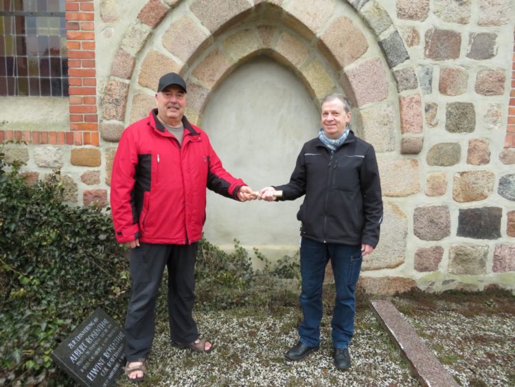 Foto, G. Rosenow: Christian-Matthias Rosenow (links) übergibt die Bauaufgaben im Kirchenkreis Niederlausitz an Bernd Heinke.