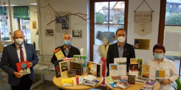 Übergabe des sorbischen/wendischen Medienpaketes in der Spreewaldbibliothek „Mina Witkojc“ (v. r.): Bibliotheksmitarbeiterin Sabine Lausch, Meto Nowak, Dr. Peter Schumann und Tobias Hentschel.