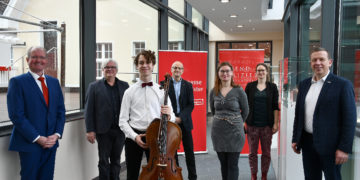 Freuen sich auf einen interessanten Wettbewerb in Finsterwalde v.l.n.r.: Thomas Hettwer, Vorstandsmitglied der Sparkassenstiftung „Zukunft Elbe-Elster-Land“, Musikschulleiter Chris Poller, Wettbewerbsteilnehmer Franz Krause (Cello), Gabriel Zinke, Vorsitzender Landesausschuss „Jugend musiziert“ Brandenburg, die Fachbereichsleiterin Finanzwirtschaft der Stadt Finsterwalde, Anja Zajic, Anna Korr, Regionalsprecherin „Jugend musiziert“ der Region Süd, und Landrat Christian Heinrich-Jaschinski.