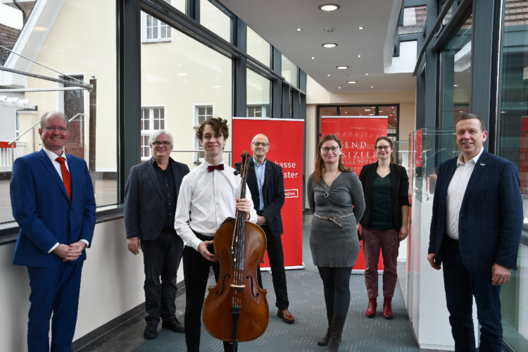 Freuen sich auf einen interessanten Wettbewerb in Finsterwalde v.l.n.r.: Thomas Hettwer, Vorstandsmitglied der Sparkassenstiftung „Zukunft Elbe-Elster-Land“, Musikschulleiter Chris Poller, Wettbewerbsteilnehmer Franz Krause (Cello), Gabriel Zinke, Vorsitzender Landesausschuss „Jugend musiziert“ Brandenburg, die Fachbereichsleiterin Finanzwirtschaft der Stadt Finsterwalde, Anja Zajic, Anna Korr, Regionalsprecherin „Jugend musiziert“ der Region Süd, und Landrat Christian Heinrich-Jaschinski.