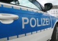 Polizei-Schriftzug auf einer Fahrzeugtür (Symbolbild)