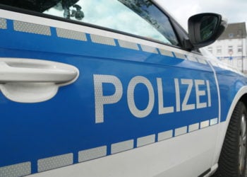Polizei-Schriftzug auf einer Fahrzeugtür (Symbolbild)