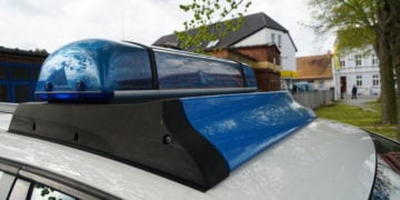 Polizei-Schriftzug auf einem Streifenwagen (Symbolbild)
