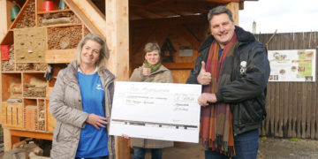 Scheckübergabe Zoo Hoyerswerda an NABU Ortsgruppe, von links nach rechts Dagmar Steuer, Denis Köckritz, Eugène Bruins