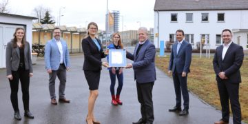 v.l.n.r. Vivien Madeja (JAV, BASF), Mirko Giszas (Leiter Ausbildung, BASF), Anne Francken (Kaufmännische Geschäftsführerin, BASF), Ann Sophie Werner (Auszubildende, BASF), Jens Warnken (Präsident, IHK Cottbus), Jürgen Fuchs (Vorsitzender der Geschäftsführung, BASF), Marcel Petermann (Manager Regionalcenter, IHK Cottbus)