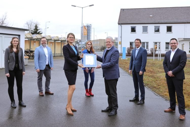 v.l.n.r. Vivien Madeja (JAV, BASF), Mirko Giszas (Leiter Ausbildung, BASF), Anne Francken (Kaufmännische Geschäftsführerin, BASF), Ann Sophie Werner (Auszubildende, BASF), Jens Warnken (Präsident, IHK Cottbus), Jürgen Fuchs (Vorsitzender der Geschäftsführung, BASF), Marcel Petermann (Manager Regionalcenter, IHK Cottbus)