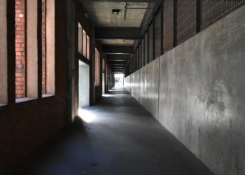 Was einen Industrieboden langanhaltend widerstandsfähig macht