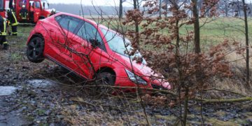 Unfall bei Tschernitz: Schwerverletzter im Auto eingeklemmt