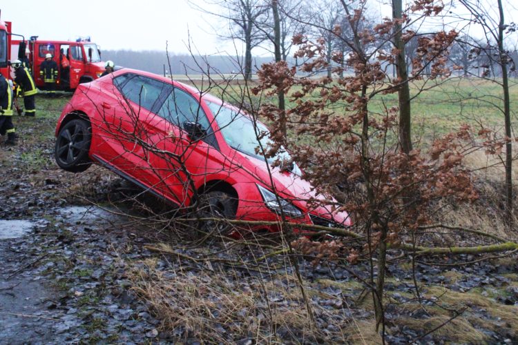 Unfall bei Tschernitz: Schwerverletzter im Auto eingeklemmt