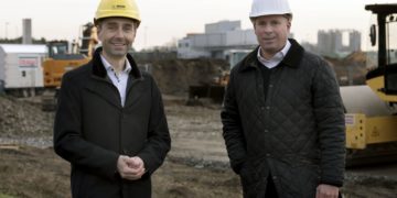 Dr. Robert Preusche und Thomas Kühnert auf der Baustelle des künftigen Solarparks in Schwarzheide. Beide sind Geschäftsführer der BASF enviaM Solarpark GmbH.