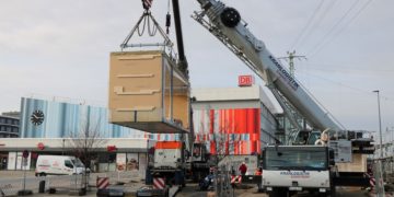 Der Bau des Infopunktes am Cottbuser  Hauptbahnhof nimmt Fahrt auf.
