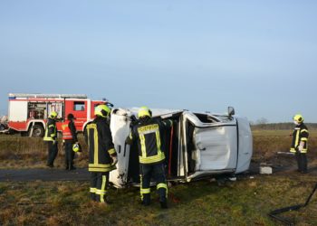 Auto auf B97 bei Groß Oßnig überschlagen. Zwei Verletzte