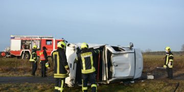 Bundesstraße 97 bei Groß Oßnig: PKW kommt von Straße ab und überschlägt sich