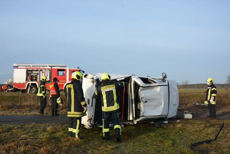 Bundesstraße 97 bei Groß Oßnig: PKW kommt von Straße ab und überschlägt sich