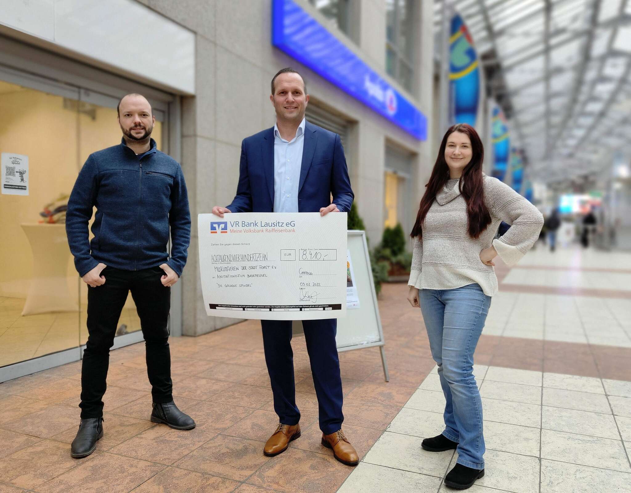 Scheckübergabe durch die VR Bank Lausitz: Ben Andriske (Marketing, Koordination), Mirko Lippmann (VR Bank), Miriam Bergmann (künstlerische Leitung)