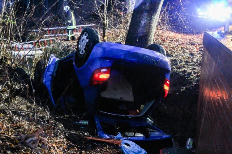 Schwerer Unfall bei Jocksdorf. Auto überschlagen und in Graben gelandet