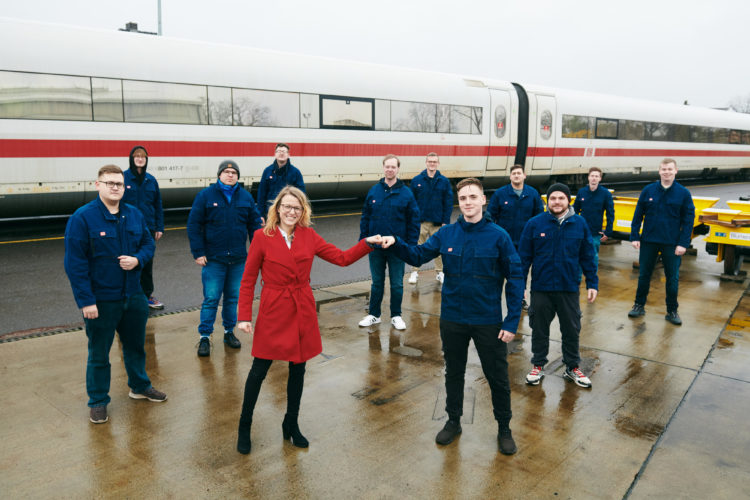 Die Deutsche Bahn begrüßt erste Mitarbeitende für das neue Bahnwerk (Foto: DB AG/Dominic Dupont)