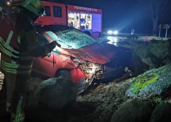 Bei Briesen: 24-Jähriger bei Unfall in Kreisverkehr verletzt