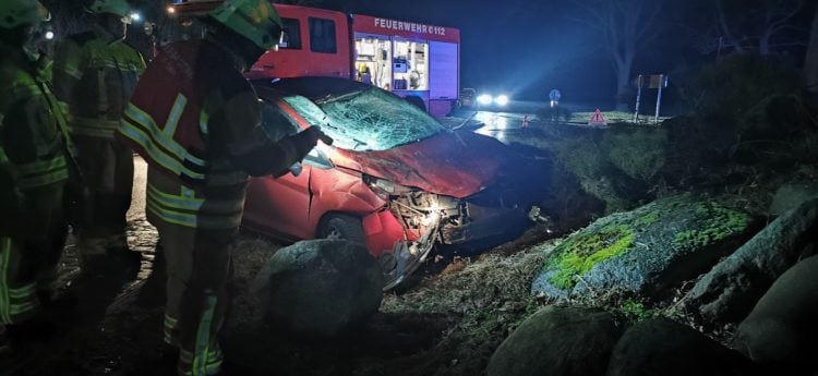 Bei Briesen: 24-Jähirger bei Unfall in Kreisverkehr verletzt / Foto: Blaulichtreport Lausitz
