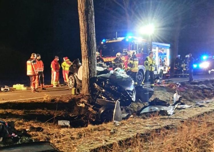 Drachhausen: 16-Jährige stirbt bei Autounfall. Fahrer in Lebensgefahr