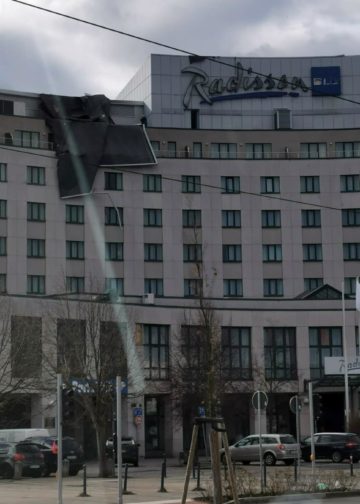 Sturm Ylenia verursacht Dachschaden am Radisson Blu Cottbus
