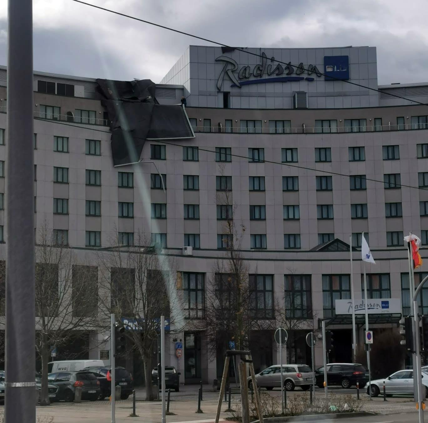 Sturm Ylenia verursacht Dachschaden am Radisson Blu Cottbus