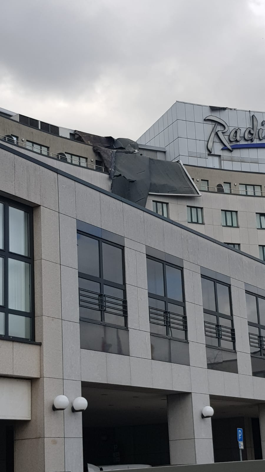 Sturm Ylenia verursacht Dachschaden am Radisson Blu Cottbus