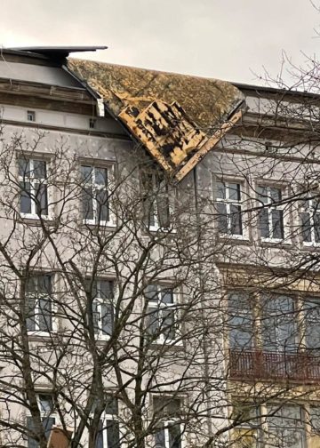 Teile des Dachs am Krankenhaus Eisenhüttenstadt beschädigt; FFW Eisenhüttenstadt