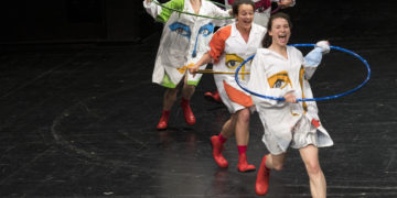 Staatstheater Cottbus
Uraufführung
WONDER WOMAN
Eine moderne Heldinnengeschichte von Antonio Latella
Szenenfoto mit (von vorn nach hinten): Lisa Schützenberger, Anouk Wagener, Ariadne Pabst und Sigrun Fischer
(Foto: Rainer Weisflog)
