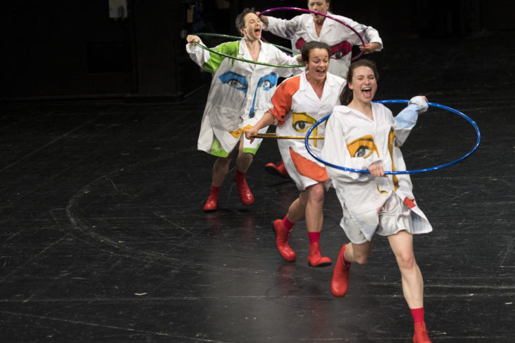 Staatstheater Cottbus
Uraufführung
WONDER WOMAN
Eine moderne Heldinnengeschichte von Antonio Latella
Szenenfoto mit (von vorn nach hinten): Lisa Schützenberger, Anouk Wagener, Ariadne Pabst und Sigrun Fischer
(Foto: Rainer Weisflog)