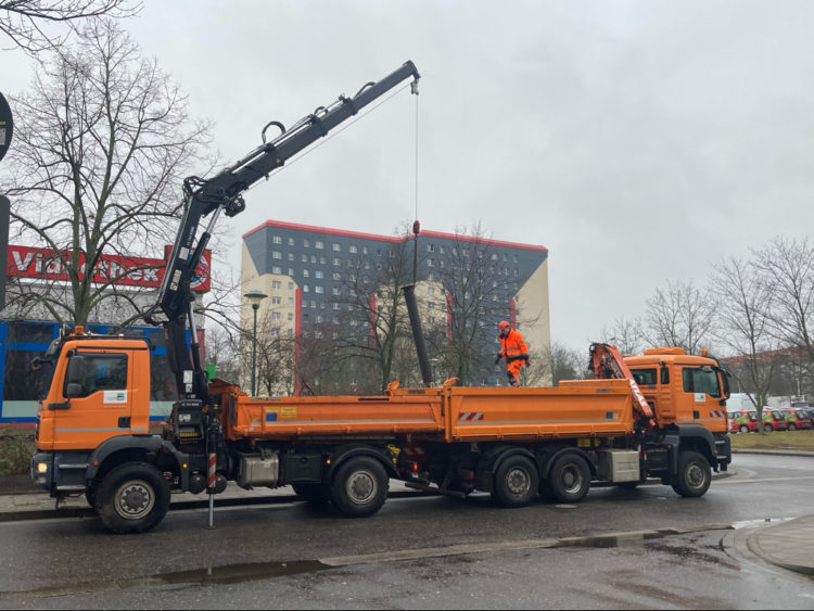 Die alte demontierte Leitung wird abtransportiert (Foto: LWG/ Kwasniok)