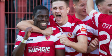 Der FC Energie Cottbus bindet Mittelfeldspieler Arnel Kujovic (rechts) langfristig an den Verein