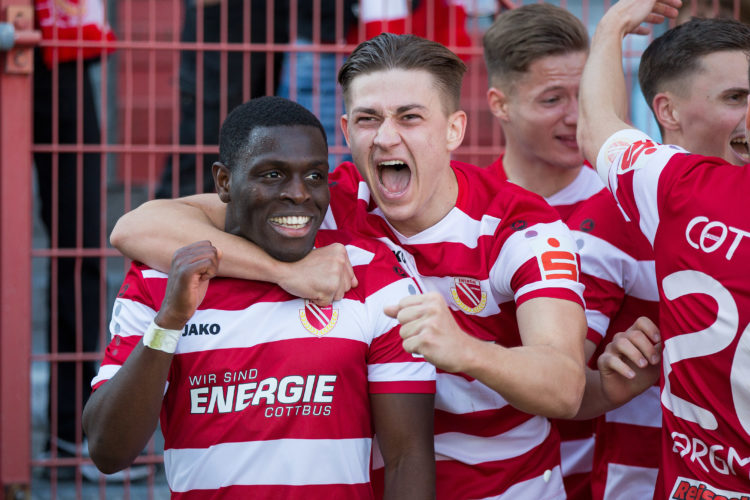 Der FC Energie Cottbus bindet Mittelfeldspieler Arnel Kujovic (rechts) langfristig an den Verein