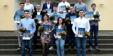 Gruppe der Auslernenden der BASF Schwarzheide GmbH 2022 vor dem Bürgerhaus in Schwarzheide