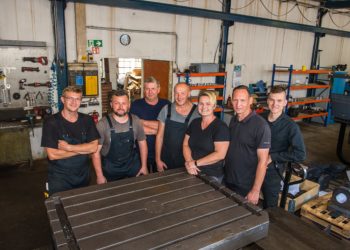 Mirko Fiedler (2.v.r.), Inhaber von Maschinenbau Pallmann und sein Team.; Foto: HWK Cottbus/Michel Havasi
