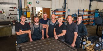 Mirko Fiedler (2.v.r.), Inhaber von Maschinenbau Pallmann und sein Team.; Foto: HWK Cottbus/Michel Havasi
