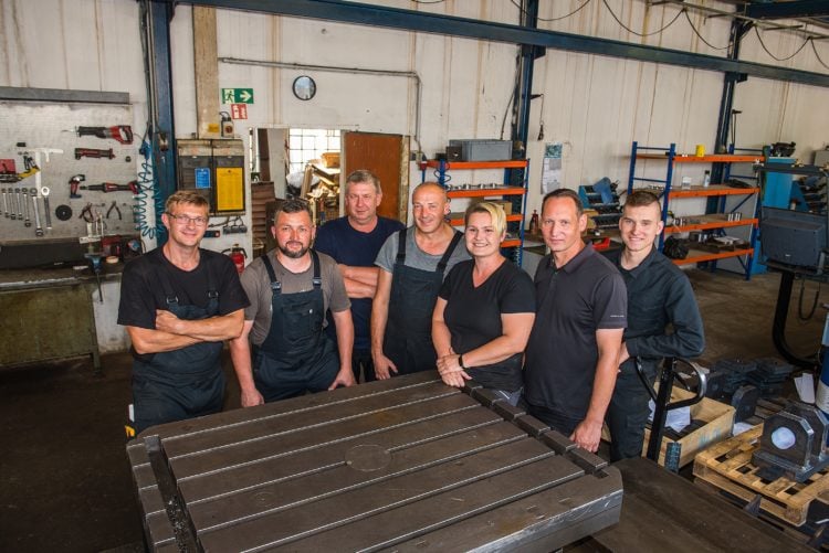 Mirko Fiedler (2.v.r.), Inhaber von Maschinenbau Pallmann und sein Team.; Foto: HWK Cottbus/Michel Havasi