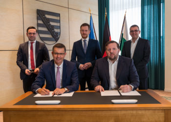 Die gemeinsame Absichtserklärung unterzeichneten für die LEAG Finanzvorstand Dr. Markus Binder (l.) und für die MITNETZ GAS der technische Geschäftsführer Dirk Sattur.; LEAG