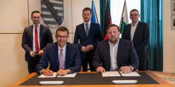 Die gemeinsame Absichtserklärung unterzeichneten für die LEAG Finanzvorstand Dr. Markus Binder (l.) und für die MITNETZ GAS der technische Geschäftsführer Dirk Sattur.; LEAG