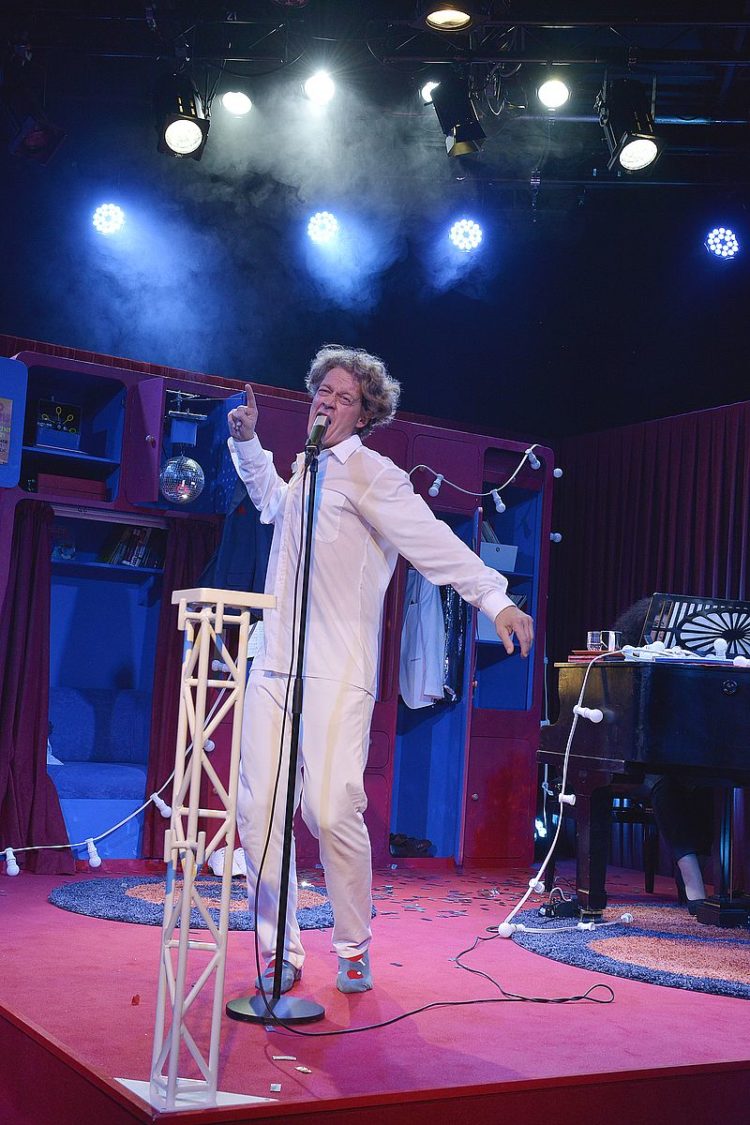 Senftenberg
Theater Neue Bühne
Am Samstag, 26. September, feiert um 19.30 Uhr Mein Jahr ohne Udo Jürgens nach Andreas Maier im Studio der neuen Bühne Senftenberg Premiere. 
Es gibt wohl kaum jemanden, der ihn nicht kennt. Udo Jürgens. Mit Griechischer Wein oder Mit 66 Jahren schrieb er musikalische Klassiker gleich mehrerer Generationen. Als er sie Mitte der 70er Jahre erstmals sang, markierten sie eine In¬novation in der deutschen Musikwelt. Der deutsche Schlager wurde mit ihm sozialkritisch, erzählte von Gast¬arbeitern und ihren Schicksalen, von rüstigen und wehr¬haften Rentnern. Immer wieder hat Udo Jürgens in sei¬nen zahllosen Kompositionen aktuelle gesellschaftspolitische Themen aufgegriffen und sie in unvergleichliche Ohrwürmer verwandelt. Siebzehn Jahr  blondes Haar, Merci Chérie sind Bekenntnisse eines ausschließlich dem Höhepunkt des Momentes verpflichteten Lebens.  Nach Udo Jürgens Tod Ende Dezember 2014 entschloss sich der Autor Andreas Maier, dem angriffslustigen Sänger noch einmal nahezukommen. Es ist ein eigenwilliges Bekenntnis zum großen musikalischen Verführer Jürgens. In beeindruckenden und kurzweiligen Analysen erforschte er so kritisch wie amüsant das Geheimnis von Jürgens  Mut zur Emotionalität und der Entschlossenheit der Udo Jürgens Fans, ihre Individualität der Masse zu verteidigen. Es erwartet Sie ein besonderer musikalischer Abend: nicht nur für Udo-Jürgens-Fans!
Der in Senftenberg aufgewachsene Dirk Girschik führt Regie und dürfte einigen noch als Mitglied der lokalen Band Black Tequila bekannt sein. Seinen Weg in die Theaterwelt fand er mit einer Ausbildung zum Bühnen-, Licht- und Tontechniker an der neuen Bühne Senftenberg, an der er bis 2014 arbeitete und wo er bereits erste Regie-Konzepte entwickelte. 2014-2019 studierte er Regie an der Hochschule für Musik Hanns Eisler in Berlin, derzeit studiert er im Master Regie  Musiktheater und Schauspiel an der Hochschule für Musik und Theater München. Mit seiner Inszenierun
