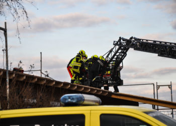 Spremberg: Feuerwehr rettet verletzte Person von Dach / Foto: Blaulichtreport Lausitz