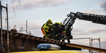Spremberg: Feuerwehr rettet verletzte Person von Dach / Foto: Blaulichtreport Lausitz