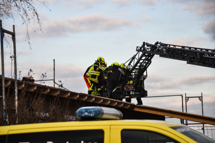 Spremberg: Feuerwehr rettet verletzte Person von Dach / Foto: Blaulichtreport Lausitz