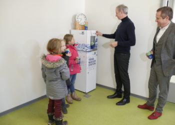 LWG übergibt Trinkwasserspender an die Grundschule Leuthen