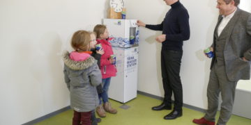 Der Drebkauer Bürgermeister Paul Köhne (Mitte) testet gemeinsam LWG-Geschäftsführer Marten 
Eger und den Schülerinnen Hanna, Alexandra und Johanna die neue „Trink Wasser Station“ im 
Hort der Grundschule Leuthen (Foto: LWG/ Röwer)